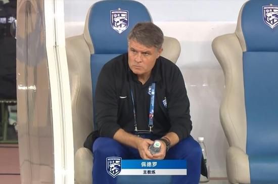当天，南柱赫身穿黑色条纹风衣，内搭浅灰色V领针织衫，短发尽显英气，从“奶狗弟弟”变成“狼狗欧巴”！