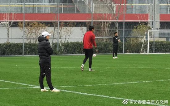秀场布置成了一片麦田，麦子叔身穿一套“美拉德”造型亮相，棕色皮外套内搭黑色Polo衫，下身 麦斯·米科尔森新片定档 《酒精计划》拍醉酒实验 2020-04-21 4月21日，据外媒报道，由麦德斯·米科尔森主演的新片《酒精计划》定档10月14日在法国上映。