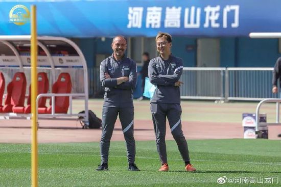 主演玛格特·罗比身穿一身绸缎红裙婀娜出场，莱昂纳多·迪卡普里奥身穿修身西装留着小胡子，在首映红毯上手搂罗比显绅士模样，主演乔纳.希尔等人悉数 《荒野猎人》首映 小李、汤姆·哈迪西装革履亮相 2015-12-17 美国当地时间12月16日，电影《荒野猎人》 在好莱坞举办首映礼，主演莱昂纳多·迪卡普里奥、汤姆·哈迪、威尔·保尔特、多姆纳尔·格里森等人一一亮相。
