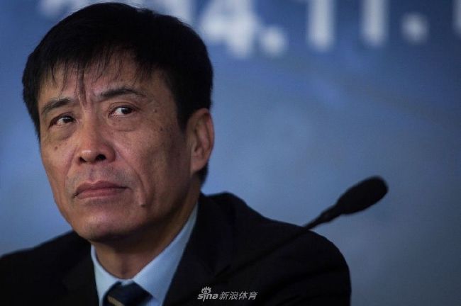《阳光小美女》我与你同在7岁的奥利芙出生在一个奇葩聚集的家庭中。