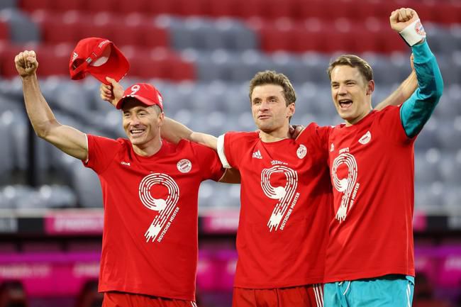 这两张海报采用了冷暖色调的设计语言，放在一起对比着观赏，非常具有视觉冲击力。