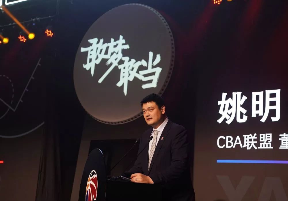 而当你熬不过这空荡荡的日子，你开口唱的，也只能是怨曲。