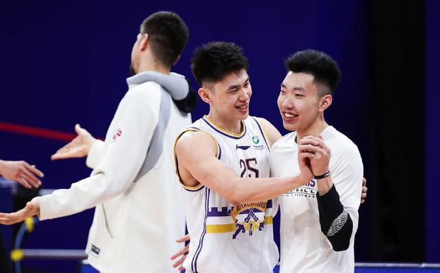 坎蒂丝·斯瓦内普尔、卡拉·迪瓦伊等一众维密超模亮相T台，坎蒂丝更是穿着传说中的天价内衣出场。