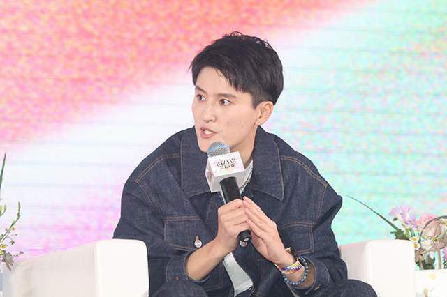在活动现场，詹妮弗·哈德森的丈夫和四岁的小儿子一齐现身为她加油助阵。
