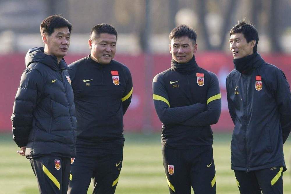 身材近年来发福的他似乎已经意识到积极健身才能对的起 莱昂纳多带小女友见家长 老妈时髦赴宴心情超好 2014-05-26 当地时间5月24日，39岁的好莱坞巨星莱昂纳多·迪卡普里奥携21岁超模小女友托妮·伽恩与老妈一同用餐，一起赴宴的还有一帮友人，莱昂纳多老妈衣着时髦，席间开心大笑心情超好，想必对未来的儿媳妇想当满意。