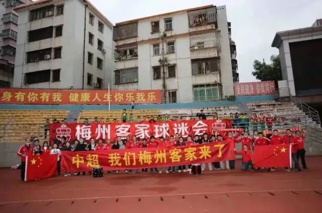时隔三十二年，陈佩斯这一喜剧界的金字招牌，携其同名高口碑话剧《戏台》重返大银幕。