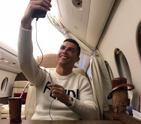 “鹰眼”携“X教授”组队 助阵明星足球慈善赛 2014-06-10 8日在英国，2014年Soccer Aid英国足球慈善赛在曼联队主场举行。