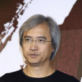 张艺谋导演携妻子陈婷情侣装现身，非常恩爱。