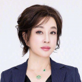 艾米莉·布朗特扮演的女战士也英姿飒爽地亮相。