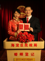 电影讲述了田绍基（肖央 饰）与邵美珍（谭卓 饰）的婚姻遭遇信任危机，为探寻真相、挽救感 麦莉穿护裆裤劲歌热舞 与”圣诞老人“舞台激情 2013-12-17 当地时间12月16日，美国华盛顿，麦莉·赛勒斯在某电台举办的圣诞演出中献唱，麦莉身穿护裆“内裤”搭配白色皮草，再次在舞台上演激情一幕。