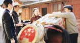 为了为主创们践行，片方今日发布 5支15秒 雷佳音：我是治愈系男神 希望能与宋丹丹演母子 2013-08-01 电影网专稿 《黄金大劫案》中的“小东北”一角让雷佳音名声鹊起，《宝贝》、《断奶》中的“奶爸”形象又让他赚足人气，他的目标是“治愈系男神”，崇尚的是“散文化表演体系”，最想让宋丹丹演一回老妈……近日 范冰冰忙捞金变小清新 手撩披肩长发女神范十足 2014-08-04 8月3日，范冰冰“空降”成都参加活动，条纹裙裹身变小清新，手撩披肩长发女神范十足。