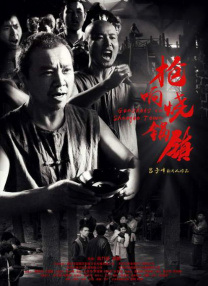 今年二月官宣的古装长剧《月明千里》当中，马秋元将与包上恩、王弘毅等搭档出演，同时她也有意减少自己在短剧领域的街拍量，希望通过长剧完成自己的转型。